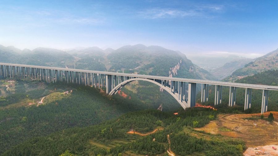 古金高速水落河特大橋，全長(zhǎng)1701米，為上承式鋼筋混凝土懸臂澆筑拱橋，跨徑335米，超過(guò)世界已知同類(lèi)型最大跨徑拱橋---美國(guó)胡佛水壩大橋332m的跨徑，穩(wěn)居世界第一。該橋首創(chuàng)數(shù)字化智能橋梁建設(shè)、管理、施工作業(yè)體系，在結(jié)構(gòu)上為大跨度混凝土拱橋的設(shè)計(jì)提供基礎(chǔ)和參考，為山區(qū)寬幅薄壁箱型拱橋的懸臂施工提供技術(shù)經(jīng)驗(yàn)。.jpg