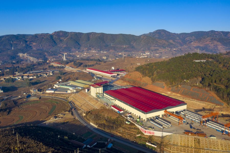 沿江高速“智慧梁廠”位于寧攀段ZCB1-19標(biāo)段，項(xiàng)目以“全自動(dòng)標(biāo)準(zhǔn)化建設(shè)”為核心理念，開(kāi)創(chuàng)了預(yù)制梁全過(guò)程自動(dòng)化生產(chǎn)線和全系統(tǒng)智能化管理的先河，實(shí)現(xiàn)了梁板生產(chǎn)施工減人60%、產(chǎn)量提速200%、質(zhì)量合格率達(dá)100%，對(duì)提升沿江高速工程質(zhì)量安全、加快工程進(jìn)度起積極推進(jìn)作用，是“智慧沿江”建設(shè)的重要環(huán)節(jié)，為山區(qū)高速公路工業(yè)化生產(chǎn)積累了寶貴經(jīng)驗(yàn)。.jpg