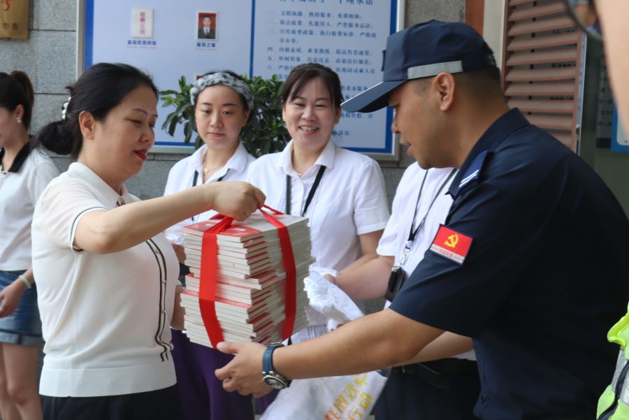 7月12日-13日，四川省紀(jì)委監(jiān)委駐蜀道集團(tuán)紀(jì)檢監(jiān)察組組長、蜀道集團(tuán)黨委委員、紀(jì)委書記張毅率隊赴宜瀘宜敘公司開展半年度安全環(huán)保綜合督查暨防汛減災(zāi)專項督查和“夏送清涼”慰問活動 (1).jpg