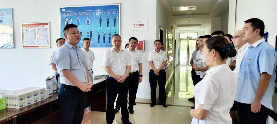 蜀道高速集團(tuán)黨委副書記、董事趙根赴南渝綿南公司開展2022年“夏送清涼”慰問、專題宣講暨調(diào)研座談會 (1).jpg